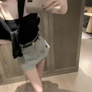 グレー
