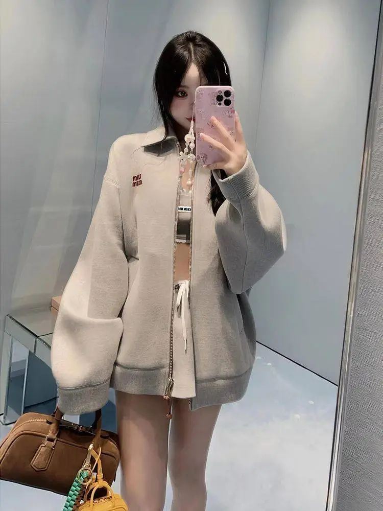 グレー