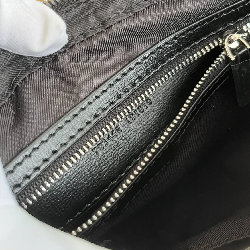 通勤 日常使いに最適 完売注意！人気急上昇中  軽量 メンズバッグ